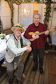 Ein Ständchen für das Geburtstagskind Wolfgang M. Prinz gab es von Günther Sigl (Spider Murphy Gang) (©Foto:Martin Schmitz)